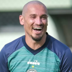 Coritiba negocia com Maicon a permanência