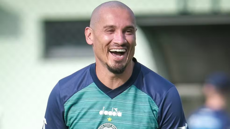 Coritiba negocia com Maicon a permanência