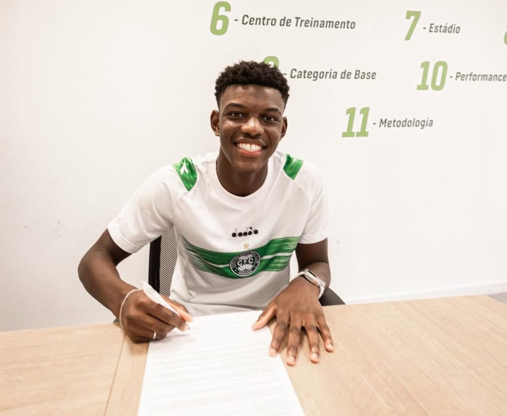 Khensane Mpusane e o segundo jogador mais novo a atuar no time profissional do Coritiba - Foto: Igor Barrankievicz