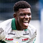 O meia Khensane realizou sua estreia aos 16 anos e 3 dias, pelo Coritiba (Foto: Divulgação/Coritiba)