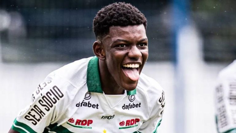 O meia Khensane realizou sua estreia aos 16 anos e 3 dias, pelo Coritiba (Foto: Divulgação/Coritiba)