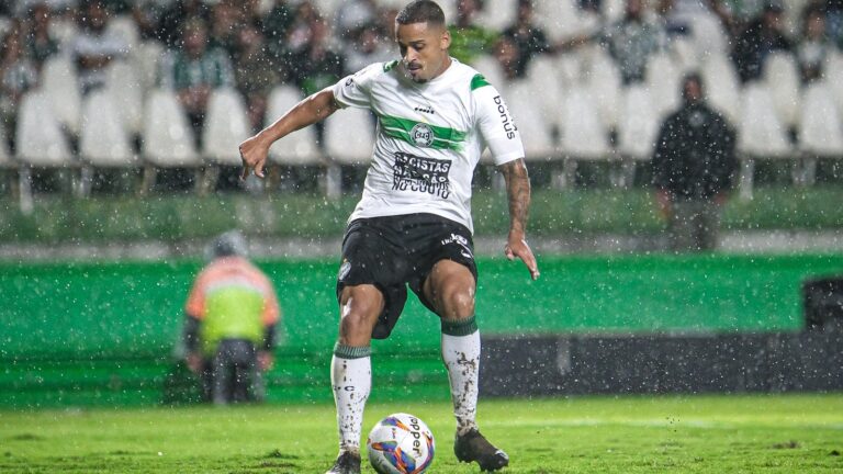 Torcida do Coritiba vê nível de atacantes (Foto: JP Pacheco/Coritiba)