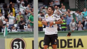 Henrique Almeida jogando pelo Coritiba