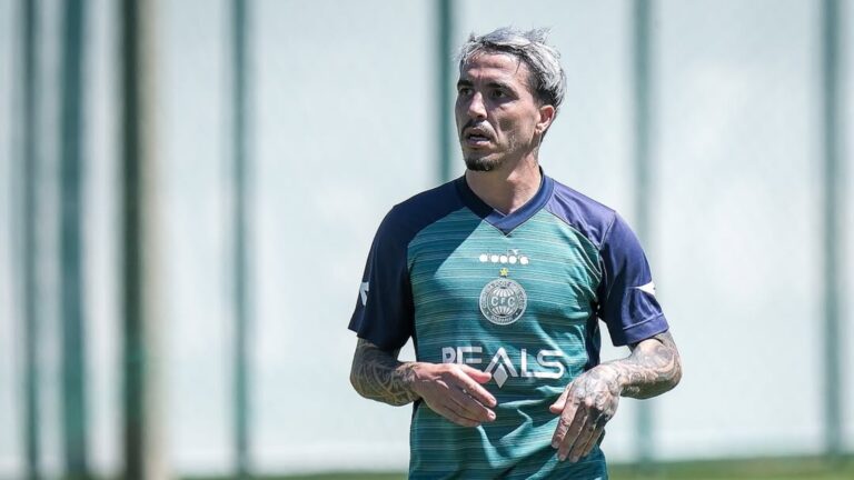 Coritiba busca renovação com Josué