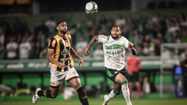 Júnior Brumado jogando pelo Coritiba
