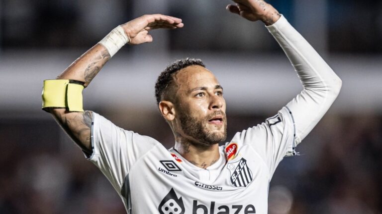 Neymar joga contra o Coritiba esperando pela convocação