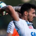 Lateral Zeca na época em que jogava pelo Santos