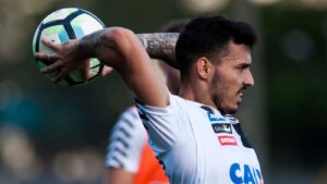 Lateral Zeca na época em que jogava pelo Santos