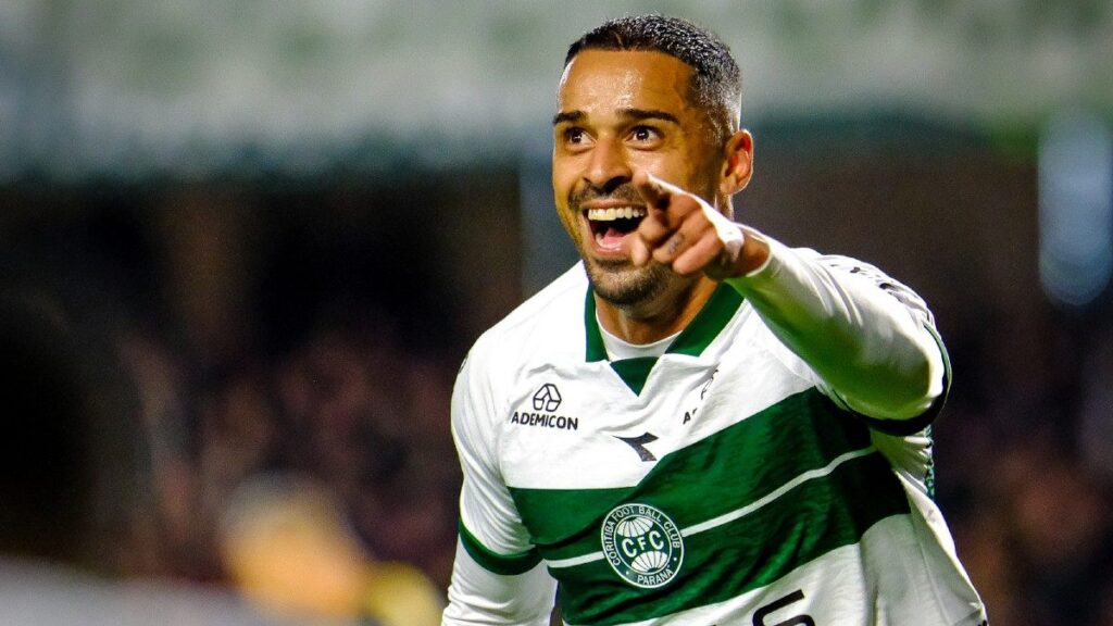 Delatorre comemora pelo Coritiba (Foto: JP Pacheco/Coritiba)