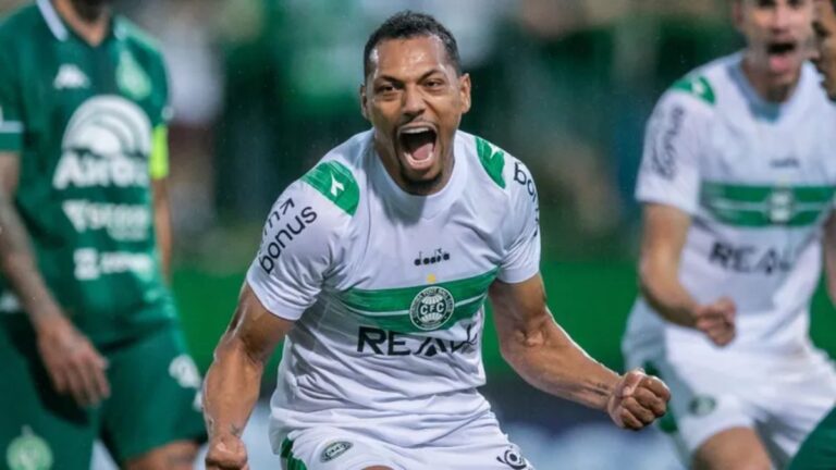 Coritiba comemora derrota do Goiás (Foto: Reprodução/UmDois Esportes)