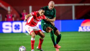 Vila Nova x Coritiba tem jogador a menos (Foto: JP Pacheco/Coritiba)