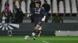 Morisco chama atenção no Coritiba (Foto: Gustavo Oliveira/Coritiba)