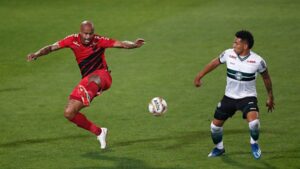 Coritiba reencontra ex-rival do Athletico-PR (Foto: Albari Rosa)