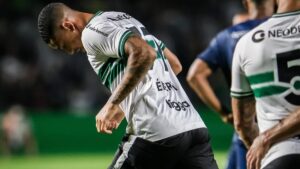 Éberth sai do Coritiba rumo à Europa (Foto: Gabriel Thá/Coritiba)