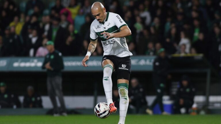 Maicon deve ser capitão em Coritiba x Remo na zaga (Foto: Gabriel Thá/Coritiba)