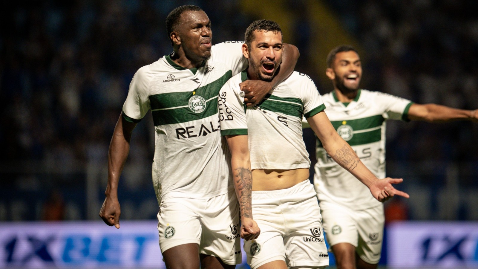 Coritiba vence Avaí na Ressacada (Foto: JP Pacheco)