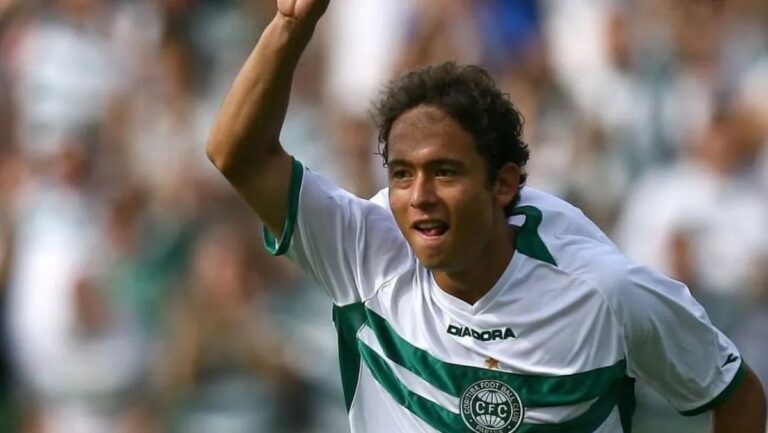 Keirrison faz campanhas de camisa do Coritiba (Foto: Reprodução/Instagram)