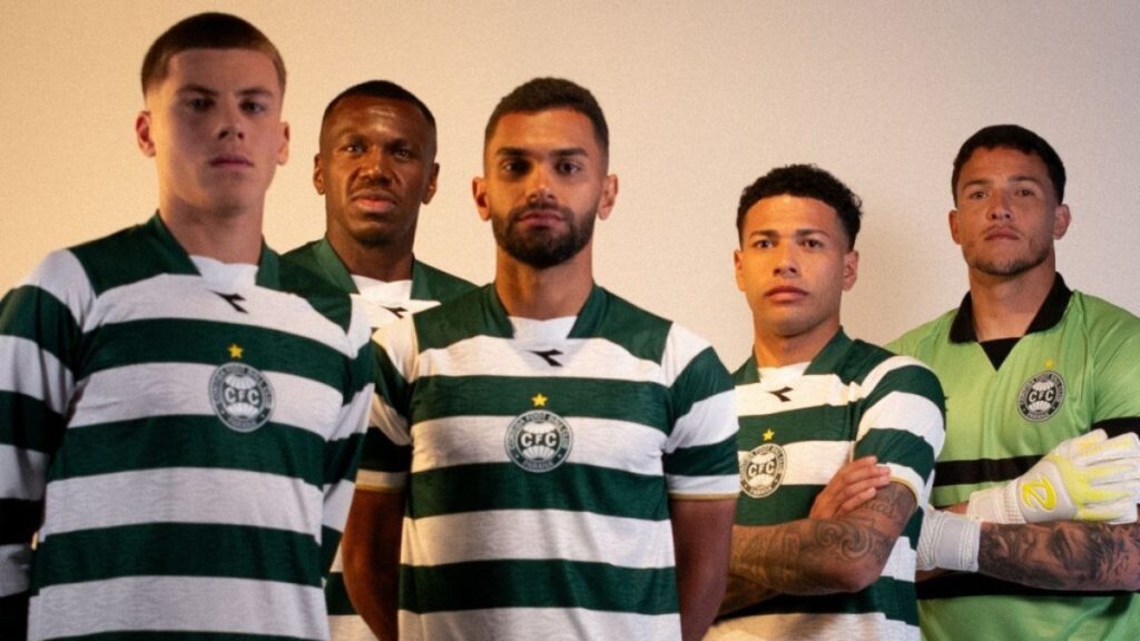 Coritiba lança nova camisa (Foto: Julio Bernardo/Coritiba)