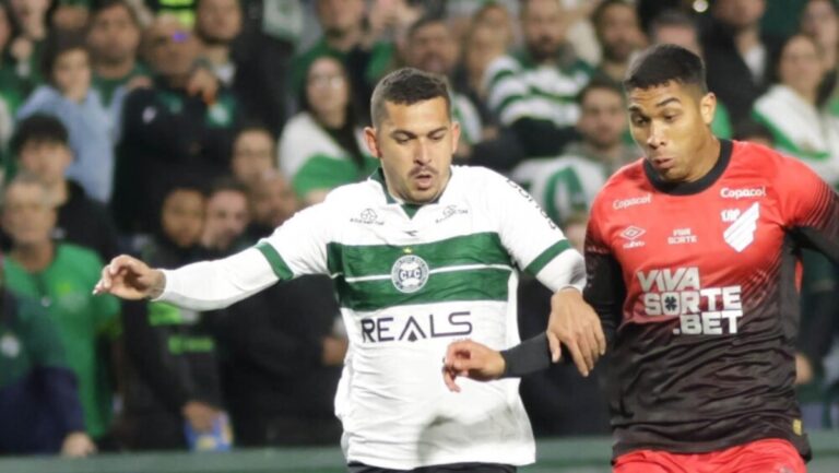 Bruno Melo é expulso pelo Coritiba (Foto: Reprodução/Redes Sociais)