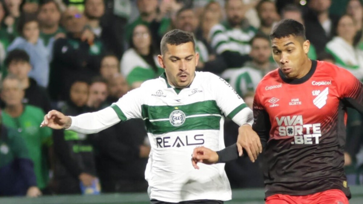 Bruno Melo é expulso pelo Coritiba (Foto: Reprodução/Redes Sociais)