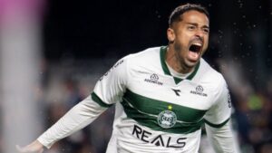 Coritiba vence Atlético-GO com susto (Foto: JP Pacheco)