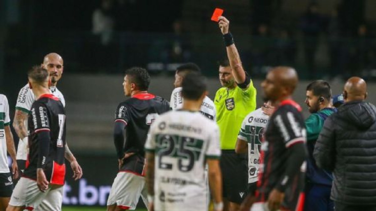 Zeca do Coritiba é agredido (Foto: Gazeta Press)