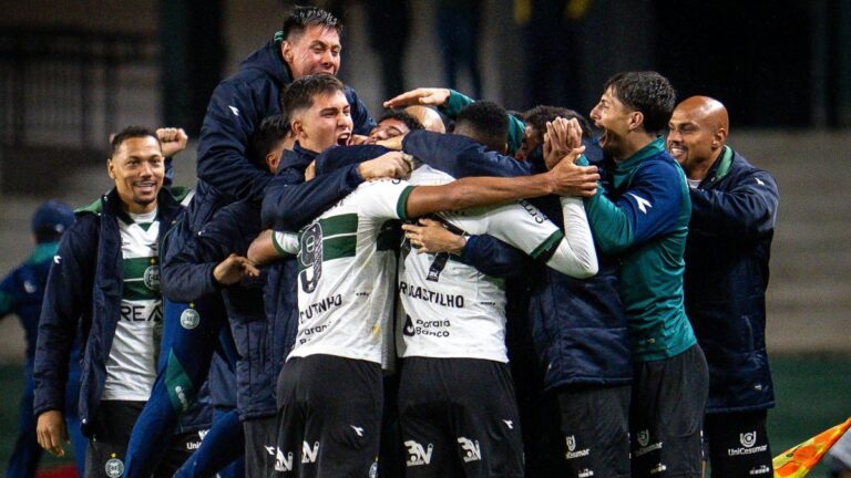 Jogadores do Coritiba comemoram (Foto: Divulgação/Coxa)
