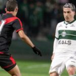 Coritiba vence Atlético-GO com susto