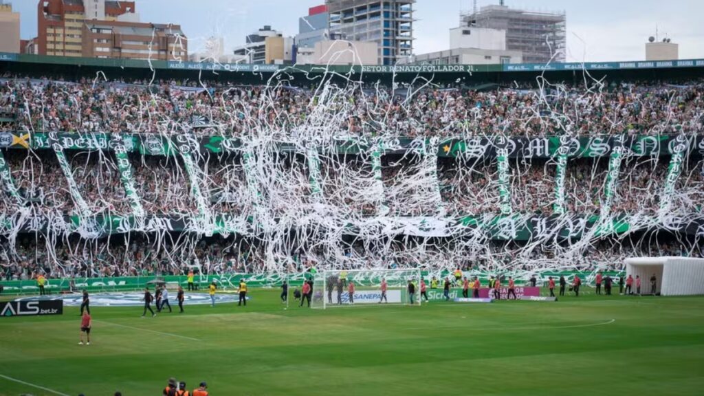torcida-couto-pereira-papel Coritiba se prepara para Atletiba (Foto: Luis Lisbôa/Coritiba)