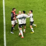 Zeca do Coritiba é agredido (Foto: Guto Marchiori/GE)