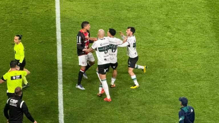 Zeca do Coritiba é agredido (Foto: Guto Marchiori/GE)