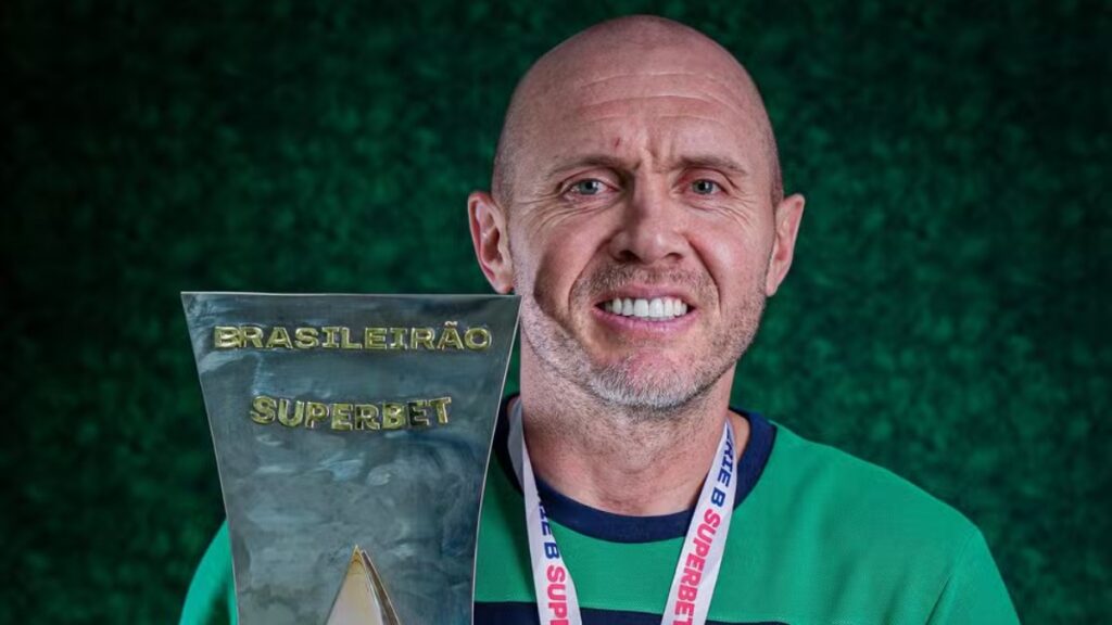 Mozart confirma permanência no Coritiba (Foto: Rafael Ianoski/Coritiba)