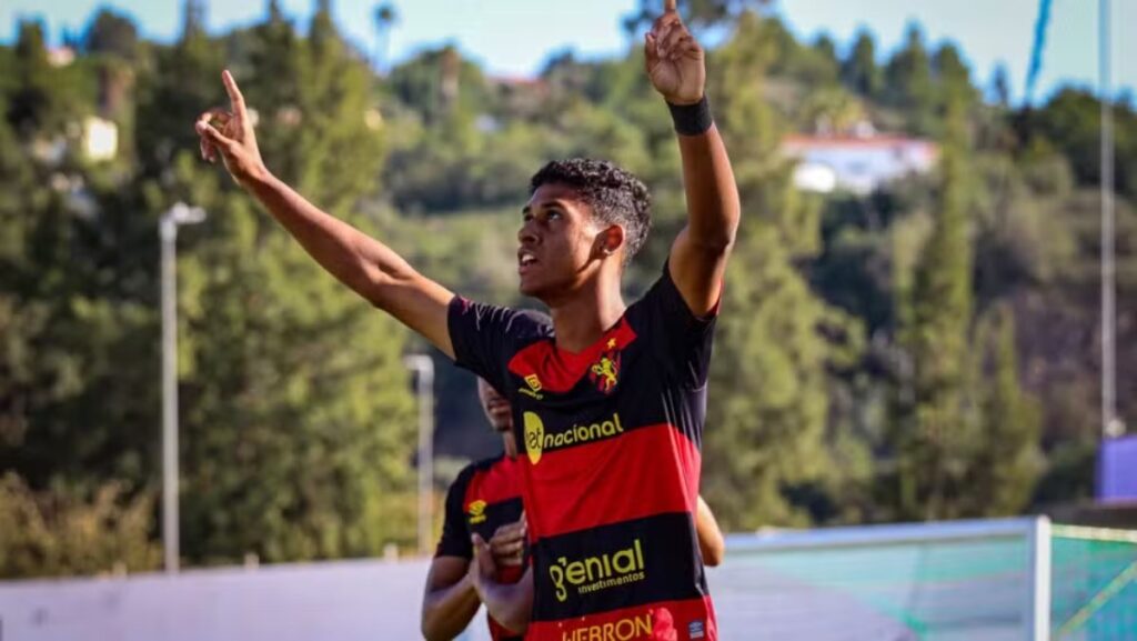 Coritiba fecha com filho de Vagner Love (Foto: Tiago Pavão/SCR)