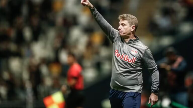 Coritiba se aproxima de Fernando Seabra