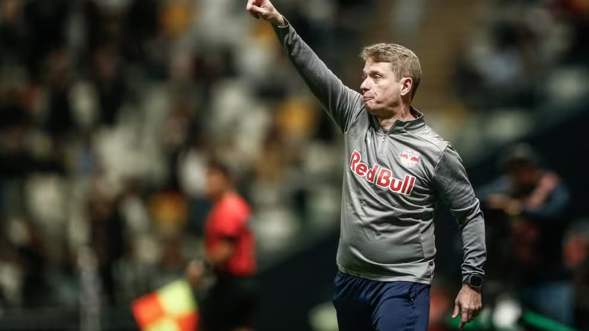 Coritiba se aproxima de Fernando Seabra