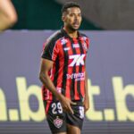 Coritiba negocia com volante do Vitória