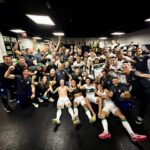 Elenco do Coritiba comemora vitória em Athletiba na Arena