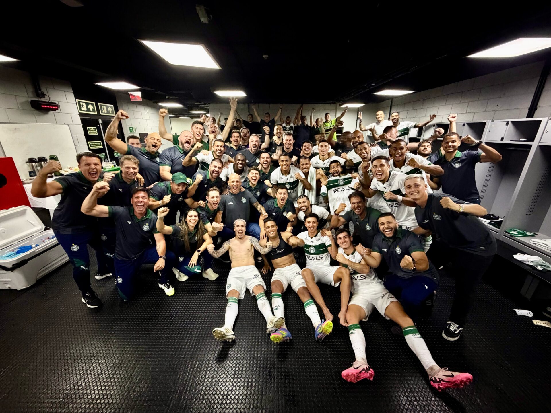 Elenco do Coritiba comemora vitória em Athletiba na Arena