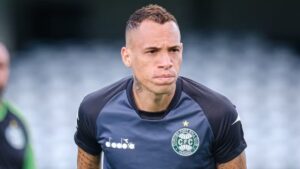 Coritiba prepara Breno Lopes para estreia