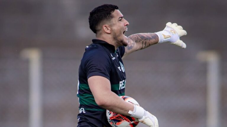 Pedro Rangel faz gol de goleiro em tiro de meta do Coritiba
