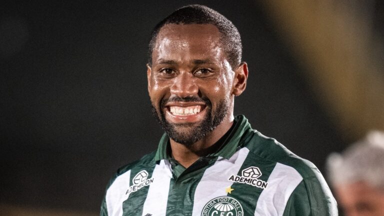 Coritiba vence Maringá no Paranaense