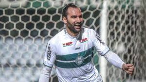 Coritiba tem oportunidade com Léo Gamalho