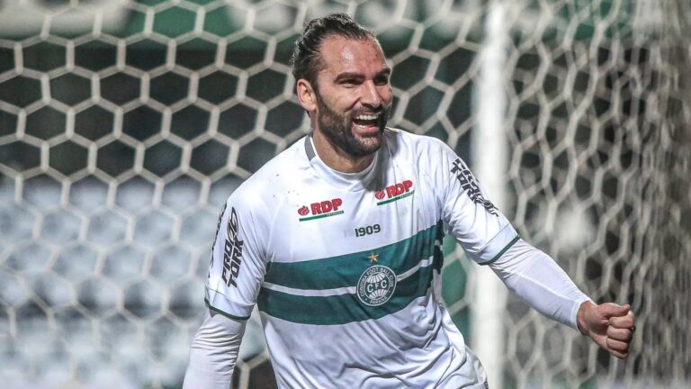 Coritiba tem oportunidade com Léo Gamalho