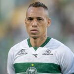 Breno Lopes lamenta empate do Coritiba em Chapecó