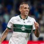 Coritiba vence Cruzeiro e Breno Lopes marca no Brasileirão