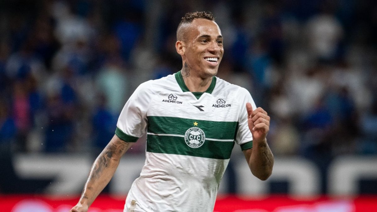 Coritiba vence Cruzeiro e Breno Lopes marca no Brasileirão