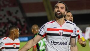 Coritiba tem oportunidade com Léo Gamalho