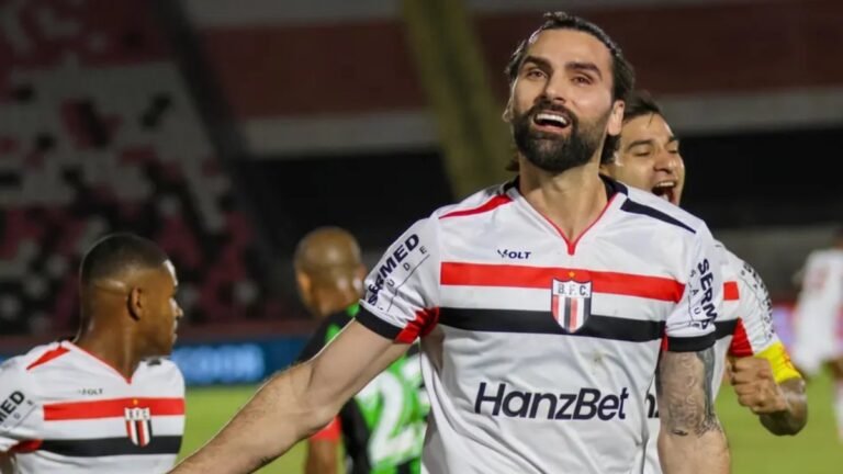 Coritiba tem oportunidade com Léo Gamalho