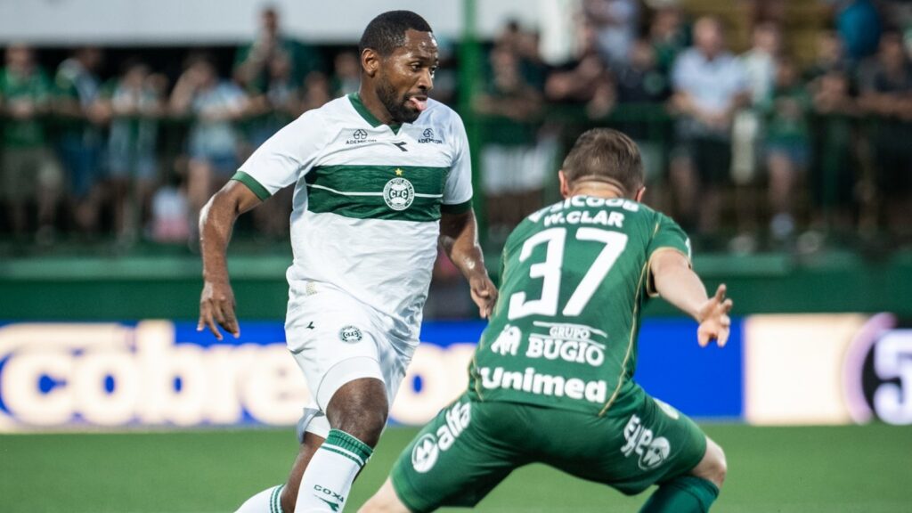 Coritiba vence Chapecoense fora de casa
