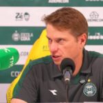 Coritiba vence com dedo de Fernando Seabra